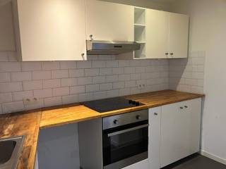 <p>Op zoek naar een comfortabel appartement op een toplocatie? Dit gezellige appartement bevindt zich op wandelafstand van het centrum van Halle, vlakbij winkels, scholen en andere voorzieningen.</p>
<p>Het appartement beschikt over:</p>
<ul>
<li>2 slaapkamers</li>
<li>Een mezzanine die kan dienen als bureauruimte, hobbyruimte of extra opbergruimte</li>
<li>Een ruime leefruimte met zithoek en eetplaats</li>
<li>Keuken</li>
<li>Badkamer</li>
<li>Terras aan de achterzijde met volledige privacy en zonder inkijk, ideaal om rustig te genieten van het buitenleven</li>
</ul>
<p></p>