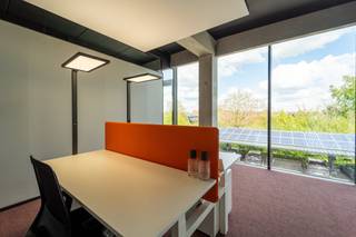 In het bedrijvencentrum V.Futurum bieden wij een moderne kantoorruimte te huur aan in Roeselare. Dit innovatieve bedrijfsvastgoed is ontworpen om ondernemingen te verbinden en samenwerking te stimuleren. Bent u op zoek naar een representatieve kantoorruimte te huur op een dynamische locatie? Dan biedt dit centrum de ideale uitvalsbasis voor uw onderneming.<br /><br />Het pand is uitstekend gelegen aan de Rijksweg in Roeselare, vlak bij het centrum. Dankzij deze strategische locatie kent de kantoorruimte te huur een vlotte verbinding met de belangrijkste uitvalswegen in de regio Roeselare.<br /><br />Oppervlakte: verschillende units beschikbaar van 14,8 m² tot 28 m².<br /><br />- Bemeubelde kantoren voorzien van ergonomisch afstelbaar meubilair<br /><br />- Individuele klimaatregeling en aangepaste verlichting per kantoor<br /><br />- Eigen, beveiligd netwerk per kantoorruimte<br /><br />- Onthaal met aanmeldmogelijkheden voor uw klanten<br /><br />- Sanitair per verdieping en een volledig ingerichte keuken met Miele-toestellen<br /><br />Aarzel niet om deze unieke kans te ontdekken. Bent u op zoek naar bedrijfsvastgoed bestaande uit een kantoor te huur in Roeselare? Aarzel dan niet om ons te contacteren op het nummer 051 21 22 23.<br /><br />Dit betreft een terbeschikkingstelling van kantoren met diensten.<br /><br />Bestuursmaatregelen in het maatregelenregister: nee