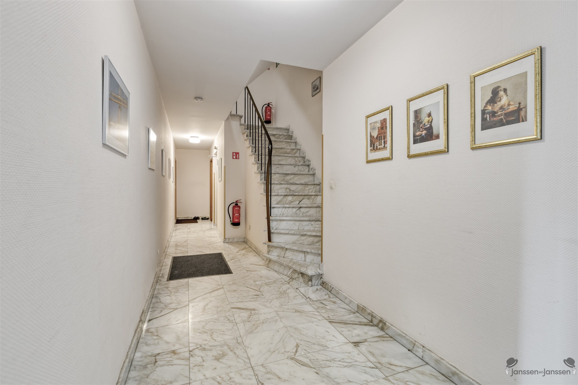 Lichtrijk 2-slaapkamerappartement met garagebox in het hart van Leopoldsburg! - foto 2