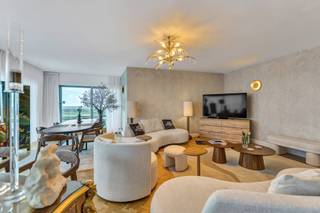 <p>Ontdek deze uitzonderlijke penthouse, gelegen op de 21ste verdieping van de gegeerde residentie <strong>"Arc-en-Ciel"</strong> in Sint-Jans-Molenbeek. Een unieke eigendom die ruimte, comfort en een adembenemend uitzicht combineert.</p><p>Met een bewoonbare oppervlakte van circa <strong>220 m²</strong> en maar liefst <strong>122 m² aan terrassen</strong>, geniet u hier van een ongeëvenaard panoramisch zicht over Brussel. Dankzij de ideale zuidwestelijke oriëntatie baadt de leefruimte de hele dag in natuurlijk licht.</p><p>De penthouse beschikt over een royale woonkamer van 48 m², een indrukwekkende open leefkeuken van 34 m², vier slaapkamers en drie badkamers. De hoogwaardige designkeuken werd recent vernieuwd en combineert functionaliteit met een stijlvolle afwerking.</p><p>De grote raampartijen met dubbele beglazing zorgen niet alleen voor een optimale lichtinval, maar dragen eveneens bij aan het aangename wooncomfort.<br /></p><p><strong>Indeling</strong></p><ul><li><p>Ruime woonkamer van 48 m²</p></li><li><p>Open leefkeuken van 34 m²</p></li><li><p>4 slaapkamers of 3 slaapkamers met bureau/dressing</p></li><li><p>3 badkamers</p></li><li><p>Meerdere zonovergoten terrassen met een totale oppervlakte van 122 m²</p></li><li><p>Private kelder</p></li></ul><p><strong>Extra</strong><br />Mogelijkheid tot aankoop van een afgesloten garagebox voor <strong>€ 25.000</strong>.<br /></p><p><strong>Troeven</strong></p><ul><li><p>Penthouse op de 21ste verdieping</p></li><li><p>Uitzonderlijk panoramisch uitzicht</p></li><li><p>122 m² terrassen</p></li><li><p>220 m² bruto bewoonbare oppervlakte</p></li><li><p>Zuidwestelijke oriëntatie</p></li><li><p>Hoogwaardige keuken</p></li><li><p>Mogelijkheid tot 4 slaapkamers</p></li><li><p>Afgesloten garagebox mogelijk</p></li><li><p>Nabij openbaar vervoer, winkels, scholen en belangrijke invalswegen</p></li></ul><p>Een zeldzame kans voor wie op zoek is naar een exclusieve woonst op een toplocatie in Brussel. Stedenbouwkundige inlichtingen in aanvraag.</p>