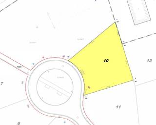 <strong>Ruime bouwgrond</strong> van 813 m² voor<strong> open bebouwing in Izegem</strong> – <strong>zonder bouwverplichting</strong><br /><br />In de Groenstraat in Izegem bieden wij deze ruime bouwgrond van 813 m² voor open bebouwing te koop aan.<br /><br />Het perceel is gelegen in een rustige, doodlopende straat, waar u geniet van een aangename woonomgeving.<br />Een ideale locatie voor wie rustig wil wonen, met het centrum van Izegem en de dagelijkse voorzieningen binnen bereik.<br /><br />Dankzij de soepele bouwvoorschriften beschikt u over heel wat mogelijkheden om uw toekomstige woning volledig naar eigen smaak en wensen te realiseren.<br /><br />Bovendien geldt er geen bouwverplichting, waardoor u vrij bent in de keuze van uw bouwpartner en het tijdstip waarop u wenst te bouwen.<br /><br />Een mooie opportuniteit voor wie op zoek is naar een ruim perceel op een rustige locatie!
