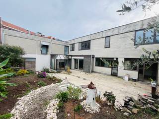 Deze woning met een magazijn  en tuin woning  Indeling:gelijkvloers: apart wc ; wasplaats  keuken, badkamer, living; bureel / slpk eerste verdiep: 3...