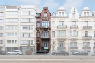 Deze uitzonderlijk te renoveren eclectische burgerwoning is gelegen langs de Koningsstraat te Oostende op wandelafstand van het centrum en de...