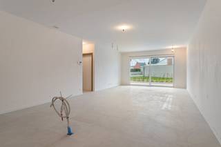 Kom dit project ter plaatse ontdekken tijdens het Nieuwbouwweekend op zaterdag 25/04 tussen 10u en 10u45!Laatste appartementen te koop!Dit afgewerkt nieuwbouwappartement met 2 slaapkamers is te koop op de gelijkvloerse verdieping in residentie Albert &amp; Jerome in het centrum van Desselgem. Het ruime appartement heeft een woonoppervlakte van 109m² en geniet van een aangename zuidgerichte tuin met terras van 83m². INDELINGinkomhal - berging - apart toilet - badkamer - woonkamer met open keuken - berging - kamer 1 - kamer 2 - tuin met terrasEr zijn bovengrondse autostaanplaatsen, garageboxen en fietsenbergingen te koop. Mogelijk tot aankoop aan 6% btw! Residentie Albert &amp; Jerome is een nieuwbouwproject op centrale ligging, (Liebaardstraat 180-206) te Desselgem bestaande uit 22 energiezuinige appartementen en een handelsruimte. Elke unit zal verwarmd worden met een warmtepomp (geothermie). Deze appartementen zijn een ideale investering door hun ligging en de oppervlaktes!