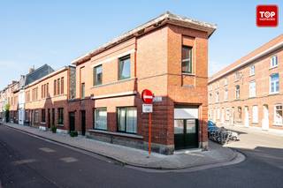 Deze charmante woning bevindt zich op een toplocatie, vlak bij het bruisende centrum van Gent. Alle dagelijkse voorzieningen zoals winkels, scholen...