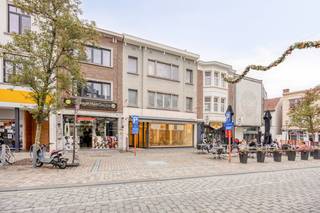 In het centrum van Herentals, in de winkelstraat staat dit handelshuis te koop. Het betreft een gelijkvloerse winkelruimte van 135m² met brede...