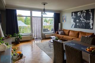 In de Reinpadstraat, op een boogscheut van het centrum van Genk, vinden we dit instapklare appartement op de derde verdieping (rechts) van...