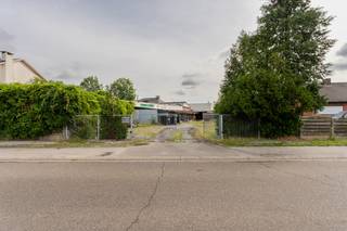 Op zoek naar een mooi perceel voor het realiseren van uw eigen woning? Aan de Haspershovenstraat te Pelt bieden wij deze bouwgrond met een oppervlakte van 444 m² te koop aan.<br />Het perceel is kadastraal gekend als Pelt, 1ste afdeling/Overpelt, sectie A, nummer 0504YP0000 en heeft volgens de kadastrale gegevens een oppervlakte van 444 m².<br />Het perceel maakt deel uit van een oude, nog geldende verkaveling. De verkavelingsvoorschriften voorzien een residentiële bestemming, waarbij per perceel één woning is toegelaten. Gebouwen met meerdere woongelegenheden zijn uitgesloten.<br />Volgens de verkavelingsvoorschriften gelden onder meer volgende bouwmogelijkheden voor alleenstaande woningen:<br />residentiële ééngezinswoning;<br />inplanting volgens het verkavelingsplan;<br />minimaal 3,50 m afstand tot de zijdelingse perceelsgrenzen;<br />maximale bouwdiepte van 15 meter, inclusief aanhorigheden;<br />maximale kroonlijsthoogte van 6 meter;<br />dakhelling tussen 25° en 50°.<br />De oorspronkelijke verkaveling voorziet bovendien een bouwlijn op 5 meter van de bestaande rooilijn.<br />Dankzij de oppervlakte van 444 m² vormt dit perceel een interessante opportuniteit voor wie een eigen woning wil realiseren in Pelt, met een goede bereikbaarheid naar het centrum en de omliggende gemeenten.<br /><br />Troeven<br /><br />Bouwgrond van 444 m²<br />Top locatie in Pelt<br />Bestaande verkaveling<br />Bestemd voor residentieel wonen<br />Mooie mogelijkheid voor het bouwen van een ééngezinswoning<br />Goede bereikbaarheid<br /><br />Interesse?<br /><br />Neem contact op met ons kantoor voor bijkomende informatie, de verkavelingsvoorschriften of een afspraak ter plaatse.<br />De vermelde bouwmogelijkheden zijn gebaseerd op de beschikbare verkavelingsdocumenten. Kandidaat-kopers wordt aangeraden hun concreet bouwproject voorafgaandelijk af te toetsen bij de dienst Omgeving van de gemeente Pelt.