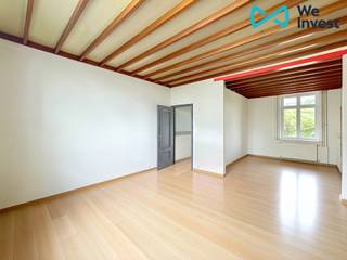Ben je op zoek naar een betaalbare woning op wandel- en fietsafstand van de Brugse binnenstad, en schrikt wat renovatiewerk je niet af? Dan is deze woning zeker een grote kanshebber! <br /><br />De indeling is als volgt: <br />Souterrain: Keuken met eethoek- Badkamer met lavabo en bad/douchecombinatie - apart toilet - wasplaats - veranda - koer (21m2)<br />1ste verdieping: Ruime woonkamer <br />2de verdieping: 2 slaapkamers (20m2 en 14m2) <br />3de verdieping/zolder: Klaar voor inrichting als 3de slaapkamer (17m2), bereikbaar via vaste trap<br /><br />De woning is op heden verhuurd (kan opgezegd worden voor eigen bewoning) en beschikt over een geldig conformiteitsattest en goedgekeurde elektrische installatie. Dankzij het EPC label C is er geen renovatieplicht en het pand is tevens asbestveilig. Er werd recent een nieuwe gaswandketel en boiler voor sanitair warm water geplaatst. <br /><br />*Op de foto's van de lege ruimtes ziet men de woning in de huidige staat. De renders geven een beeld van het potentieel na inrichting/renovatie. <br /><br />De vermelde prijs is een startprijs. Elk bod boven deze prijs wordt voorgelegd aan de eigenaar, die al dan niet kan aanvaarden. Maak snel uw afspraak voor een bezoek ter plaatse!