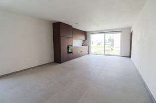 Op de grens van Roeselare en Hooglede, in de Simonne Brugghestraat, staan deze halfopen en gesloten nieuwbouwwoningen in een rustige en kindvriendelijke buurt. Ze charmeren met hun unieke nieuwbouwstijl, waarbij een goede bereikbaarheid en een groene omgeving perfect samenkomen. Je kunt gemakkelijk de autosnelweg nemen of het openbaar vervoer gebruiken. Bovendien geniet je van de nabijheid van ziekenhuizen, scholen, winkels en diverse recreatiemogelijkheden, waardoor het een ideale woonplek is voor zowel jong als oud.<br /><br /><strong>Troeven van deze woningen:</strong>
<ul>
<li>Instapklare, energiezuinige woning;</li>
<li>Vloerverwarming op het gelijkvloers in combinatie met het warmtenet;</li>
<li>3 ruime slaapkamers;</li>
<li>Badkamer uitgerust met een inloopdouche, bad en dubbel lavabomeubel;</li>
<li>Ruime inpandige garage met automatische sectionaalpoort;</li>
<li>Vanuit de garage is er toegang tot de aangelegde tuin;</li>
</ul>
Wil je meer informatie? Neem dan nu nog contact met ons op!