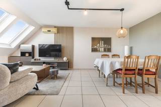 <p>Immo Pické biedt U dit prachtig appartement op de vierde verdieping, met lift, aan in een recent gebouw uit 2001. Het appartement is gunstig gelegen nabij het centrum van Tubize en bevindt zich bijgevolg in de onmiddellijke omgeving van het openbaar vervoer, winkels, scholen, het treinstation van Tubize en belangrijke verbindingswegen. Het appartement omvat een open, volledig geïnstalleerde keuken met aansluitend een mooie, lichtrijke woonkamer, een praktische berging die ideaal is voor extra stockage en het plaatsen van een wasmachine, een ruime badkamer, een afzonderlijk toilet en twee ruime slaapkamers (16 m² en 15 m²). Daarnaast beschikt het appartement over een aangenaam balkon met een prachtig zicht op de achterliggende velden. Er zijn eveneens twee privatieve autostaanplaatsen inbegrepen.<br />Bijkomende troeven: PVC-ramen en Velux-ramen, rolluiken, airconditioning en ingebouwde kasten.<br />Wenst u meer informatie of plant u graag een bezoek? Aarzel dan zeker niet om contact op te nemen met ons kantoor.</p>