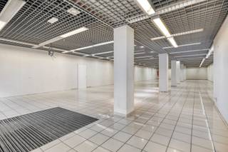 Dit handelspand met een oppervlakte van ca. 376 m² is gelegen in de Statiestraat in het hartje van Mol. Het pand beschikt over 2 grote vitrines waardoor je geniet van veel visibiliteit.<br /><br />Het handelspand kan opgedeeld worden in een winkel, kantoor met magazijn,... . Achteraan de commerciële ruimte is er toegang naar het magazijn, dat kan dienen als opbergruimte. Verder is er een keuken, technische ruimte en toilet. De keuken kan perfect ingericht worden als eetruimte voor het personeel.<br /><br />Het pand leent zich voor een commerciële bestemming zoals een kledingwinkel, voedingswinkel en andere diverse doeleinden.<br /><br />** stedenbouwkundige inlichtingen in aanvraag**<br /><br />Dit pand is onderworpen aan de renovatieverplichting van de Vlaamse overheid voor niet-residentiële gebouwen (behoudens bij sloop binnen 5 jaar na de aankoop). Consulteer voor meer informatie de website van het Vlaams Energie- en Klimaatagentschap via https://www.vlaanderen.be/bouwen-wonen-en-energie/niet-residentiele-gebouwen/verplichtingen-voor-niet-residentiele-gebouwen/renovatieverplichting-voor-niet-residentiele-gebouwen<br /><br />Deze eigendom komt tevens in aanmerking als bouwgrond voor een halfopen bebouwing waarbij je onder voorwaarden kan genieten van het verlaagd BTW tarief van 6% voor sloop &amp; heropbouw (<br />https://fin.belgium.be/nl/particulieren/woning/bouwen-verbouwen/afbraak-wederopbouw/permanente-maatregel).