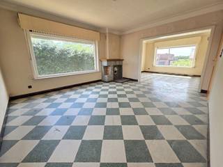 <p><span>Deze vrijstaande woning is gelegen op een uitzonderlijk breed perceel met een prachtig groen uitzicht en geniet van een topligging op fietsafstand van het centrum van Heist. Winkels, scholen en het openbaar vervoer (trein- en busstation) bevinden zich in de directe omgeving.</span></p><p><span>De woning is te renoveren, maar beschikt over een doordachte indeling en biedt tal van mogelijkheden om er een warme gezinswoning of een combinatie van wonen én werken van te maken.</span></p><p><span> </span></p><p><span>Op het gelijkvloers vindt u een inkomhal die toegang geeft tot de ruime en lichtrijke woonkamer, de keuken met aansluitend praktische berging, een royale slaapkamer die ook perfect kan dienen als praktijk- of bureauruimte, en een badkamer.</span></p><p><span>De eerste verdieping omvat drie volwaardige slaapkamers, een extra bergruimte en een nachthal. Daarnaast beschikt de woning over een compacte kelder die ideaal is voor extra opslag.</span></p><p><span>Buiten vindt u verschillende bijgebouwen die tal van mogelijkheden bieden als hobbyruimte, werkplaats of extra opslagruimte. Achter deze bijgebouwen strekt zich een prachtig diepe tuin uit, waar natuurliefhebbers volop kunnen genieten. Ook gezinnen met kinderen of mensen die graag dieren aan huis houden, zullen hier alle ruimte vinden.</span></p><p><span> </span></p><p><span>Bent u op zoek naar een woning met veel potentieel op een uitstekende locatie? Plan dan vandaag nog uw bezoek en neem contact op met Dupont Vastgoed voor meer informatie op 015 15 15 15. </span></p>