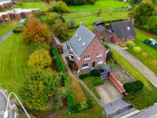 GERENOVEERDE VILLA met PRACHTIG OPEN ZICHT op GROEN. Deze STIJLVOLLE WONING werd de voorbije jaren KAWALITATIEF GERENOVEERD met oog voor...