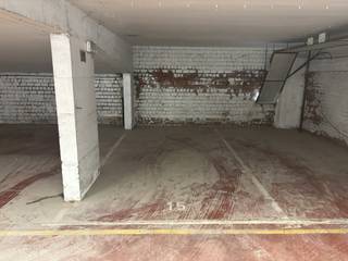 Ce parking (n° 15) est situé au sous-sol de la résidence « Marina Beach », Zeedijk 34 à Middelkerke. Le parking souterrain est accessible via la Roger de Grimberghestraat, près du Zeedijk et à deux pas du centre.Dimensions :Largeur : 2,30 mLongueur : 5,30 mAvantages :Près du ZeedijkSituation très centraleEntrée ferméeCe parking de Middelkerke vous intéresse ? Contactez-nous dès maintenant pour planifier votre visite !Registre des mesures: non