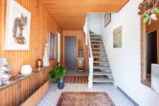 Op zoek naar een ruime woning met een aangename indeling, een diepe zonnige tuin én de mogelijkheid om ze volledig naar eigen smaak te vernieuwen? Dan verdient deze bel-etagewoning in de Populierenlaan te Aartselaar zeker uw aandacht.<br /><br />Met een<strong> bewoonbare oppervlakte van ca. 162 m² </strong>biedt deze degelijke woning veel ruimte voor gezinnen, thuiswerkers of wie graag comfortabel woont met voldoende bergruimte.<br /><br />Op het <strong>gelijkvloers </strong>verwelkomt de woning u met een inkomhal en apart toilet. Verder bevinden zich hier een ruime garage en een praktische wasplaats. Via de achterzijde is er toegang tot de diepe en zonnige tuin, een heerlijke buitenruimte met tal van mogelijkheden om te genieten, te ontspannen of gezellig samen te komen.<br />De <strong>eerste verdieping</strong> vormt het hart van de woning. De ruime woonkamer in L-vorm biedt verschillende mogelijkheden voor een gezellige zithoek en eetruimte. Aansluitend bevindt zich de praktische keuken.<br />Op de <strong>tweede verdieping</strong> bevinden zich drie slaapkamers: twee ruime kamers en een kleinere kamer die eveneens dienst kan doen als kinderkamer, dressing, bureau of hobbyruimte. De verdieping wordt vervolledigd door een badkamer.<br /><br />Deze woning is degelijk gebouwd, heeft <strong>een zeer goed EPC (B)</strong> en biedt een uitstekende basis, maar kan vandaag hier en daar wat opfrissing gebruiken. Precies daarin schuilt haar charme: u krijgt de kans om stap voor stap een woning te creëren die helemaal aansluit bij uw eigen stijl en woonwensen.<br />Kortom, een eigendom met veel lichtinval, 162 m2 ruimte, een diepe zonnige tuin, drie slaapkamers, garage en een praktische indeling: een mooie combinatie voor wie op zoek is naar een ruime gezinswoning met karakter en potentieel in Aartselaar.