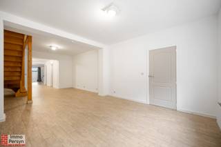 Deze rijwoning op de Citadellaan te Diest werd recent gerenoveerd. De gezellige woonkamer en aansluitende eetkamer vormen samen met de keuken het hart van het huis, door het ruime overdekte terras heb je aansluiting op een leuke stadstuin. Op de eerste verdieping vindt je 2 slaapkamers . De voordeur is gezamenlijk met de woning erlangs, deze wordt tevens te huur aangeboden.<br /><u><strong>Indeling:</strong></u><br /><u><strong>Gelijkvloers:</strong></u> gemeenschappelijke inkomhal, leefruimte met eetkamer, keuken, badkamer, technische ruimte<br /><u><strong>1e verdieping:</strong></u> nachthal, 2 slaapkamers<br /><strong><u>exterieur: </u></strong>Terras, tuintje<br /><br /><strong>Kom deze woning vrijblijvend ontdekken op onze Meet & Rent op 29 september 2026 van 15.00u tot 17.00u</strong><br /><br />Is jouw interesse gewekt? 'Stel je kandidaat' <br /><br />