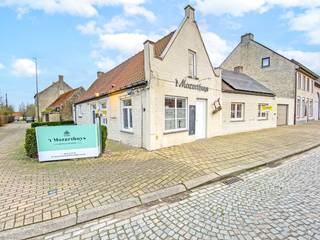 Horecagebouw in de dorpskern van Pollinkhove. Voormalig horecagebouw in de dorpskern van Pollinkhove, met talloze mogelijkheden zoals er een...