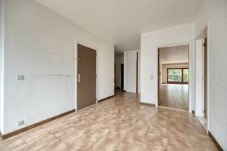 <p>This apartment to update with a private garage is located in a small-scale residence with only five units, in a quiet setting within walking distance of Leuven city centre. Its fully private entrance, large private garden and generous layout create an exceptional sense of space and independence.</p><p>The property is accessed directly through its own front door, without passing through a communal entrance hall. The spacious rooms and abundant natural light immediately create an open and pleasant atmosphere. The living area provides ample room for a generous sitting area and dining space and offers an excellent foundation for a contemporary redesign.</p><p>The apartment currently includes two bedrooms, but can easily be converted into a three-bedroom property. The space that can be divided already has its own separate door. A simple partition wall is therefore sufficient to create a full third bedroom without the need for major structural works. This flexible layout makes the property suitable for a couple, a family or anyone looking for an additional home office or guest room.</p><p>Updating works are required, offering you the opportunity to select the materials, colours and layout according to your own preferences. The large rooms and natural light provide a strong basis for creating a spacious and comfortable home.</p><p>The large private garden is undoubtedly one of the property’s main features. It offers plenty of outdoor space for relaxing, gardening, allowing children to play or spending time with family and friends. Together with the private entrance, the garden gives the apartment almost the comfort and privacy of a bungalow.</p><p>A private garage is included in the sale. It provides convenient parking and can also be used as valuable additional storage space, adding significant value in this central Leuven location.</p><p>The location combines peace, privacy and excellent accessibility. Leuven city centre is within walking distance, placing shops, restaurants, public transport and everyday amenities close at hand. You can enjoy convenient city living while benefiting from an exceptional amount of indoor and outdoor space.</p><p>Would you like to be among the first to discover the potential of this apartment with a large garden and private garage? The sale starts with an exclusive Avant-Première on 5 August. Book your visit through the purple ‘Make an appointment’ button on our website. The bidding period runs until 10 August at 9.00 pm. The Avant-Première regulations are available under downloads.</p>