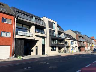 In het hart van Zeveneken (Lochristi), op wandelafstand van winkels, school, apotheek en openbaar vervoer, vind je Residentie 't Eikennest –...