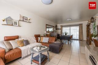 <p>Deze instapklare en energiezuinige woning is rustig gelegen in een aangename straat nabij het centrum van Eeklo. <br /><br />Dankzij de vlotte verbinding en de nabijheid van winkels, scholen en openbaar vervoer geniet u hier van een ideale combinatie tussen rust en bereikbaarheid.</p>
<p>Binnen biedt de woning een lichtrijke leefruimte, een praktische keuken en een gezellige veranda die uitkijkt op de ruime, zonnige tuin. <br /><br />Met drie volwaardige slaapkamers is er voldoende plaats voor het hele gezin. <br /><br />De badkamer is uitgerust met zowel een ligbad als een aparte douche. <br /><br />Daarnaast beschikt de woning over een ruime zolder die tal van mogelijkheden biedt.</p>
<p>De inpandige garage vormt een extra troef en zorgt voor voldoende opslagruimte. <br /><br />Buiten kunt u volop genieten van de zonnige tuin, waar rust en privacy centraal staan.</p>
<p>Ook op energetisch vlak scoort deze woning uitstekend dankzij de aanwezigheid van zonnepanelen en airconditioning, wat bijdraagt aan een aangenaam wooncomfort.</p>
<p>Kortom, een verzorgde gezinswoning met veel ruimte, een gunstige ligging en een energiezuinig karakter, ideaal voor wie zorgeloos wil wonen nabij het centrum van Eeklo.<br /><br />Bel Top Vastgoed voor een bezoek op 0475 700 700</p>