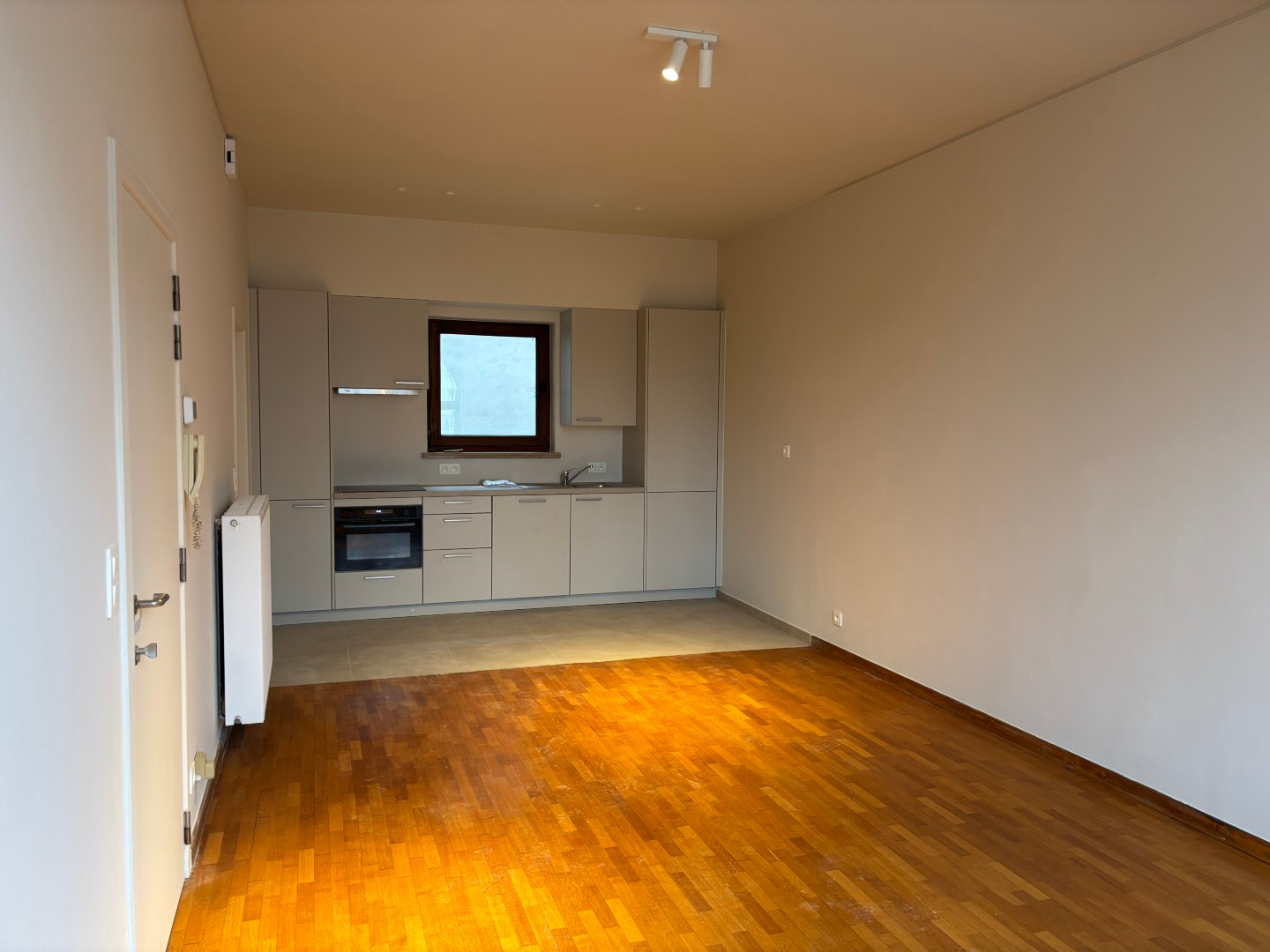 Gerenoveerd appartement met 2 slpk en koer aan de Coupure - foto 4