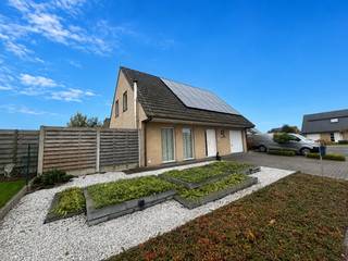 Ontdek deze lichtrijke, ruime en instapklare woning in een rustige buurt van Roeselare.Indeling:Gelijkvloers: inkom, zeer ruime leefruimte, volledig...
