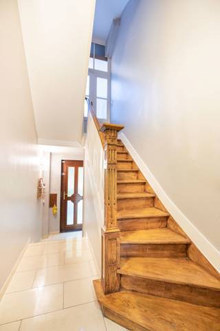 Located at 49 rue de Gerlache in Etterbeek, in a sought-after residential area between Place Sainte-Antoine and Square Léopoldville,...