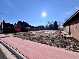 Deze bouwgrond van 9 are 82 ca voor open bebouwing is gelegen in de Linkhoutstraat te Lummen. Dankzij de centrale ligging zijn omliggende...