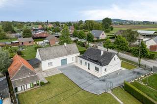 DISCOVERY DAY: Woensdag 10/06 van 16u - 18u. Kom als eerste deze woning ontdekken! Opgelet, enkel op afspraak!www.okkerdriesstraat93.beCharmante, te renoveren woning op een rustige, landelijke locatie.Welkom in Outrijve (Avelgem) waar we deze landelijke woning terugvinden, bestaande uit 3 gebouwen. Als eerste het lichtrijke woonhuis een centrale gang die toegang biedt aan alle ruimtes op het gelijkvloers. Een gezellige leefruimte met zuid-west oriëntatie, een goed uitgeruste keuken met zicht op de tuin en terras. Naast de keuken is er een handige berging en de toegang naar de zolder. Een bruikbare badkamer met toilet, lavabo, ligbad en douche. Op het gelijkvloers zijn er ook 2 ruime slaapkamers terug te vinden. In het 2e gebouw vinden we een ruime wasplaats, garage en 2 bergruimtes alsook de toegang naar een zeer ruime zolder. Aanpalend een carport of overdekte berging. Het 3e gebouw is een voormalige stalDe woning is gelegen op een ruim perceel van 1837m² met tuin, mooi aangelegde vijver en moestuin. Wenst u meer informatie of een bezoek? Neem contact met Stein via 0468 41 38 48 of stein@immovercoutere.be