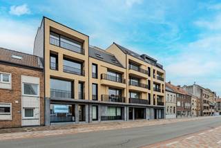 <strong>GOED NIEUWS! DIT PAND KOMT IN AANMERKING VOOR DE TIJDELIJK VERLAAGDE 6% REGEL!<br />BESPAAR TIENTALLENDE DUIZENDEN EURO'S OP DEZE NIEUWBOUW<br />Contacteer ons snel<br /><br /></strong>Uw nieuwe thuis<br /><br />Residentie King Charles is zoals haar naam doet vermoeden, stijlvol, stevig en statig.<br /><br />Deze unieke mogelijkheid is gelegen in het centrum van Oostende, recht tegenover het AZ Damiaan ziekenhuis, met een school en handelszaken op wandelafstand. Het project bestaat uit 14 wooneenheden, bestaande uit 1, 2 of 3 slaapkamers. <br /><br />3-slaapkamerappartement te koop op de 3de verdieping van residentie King Charles.<br /><br />U kunt zelf de keuken, vloeren deuren en sanitair/badkamer kiezen.<br /><br />2 terrassen voorzien, vooraan en achteraan.<br /><br />De ruime woonkamer met open keuken heeft een oppervlakte van +/- 44m2. Deze biedt toegang tot het ruime terras van +/- 16m2.<br /><br />3 ruime slaapkamers voorzien in dit appartement die zowel plaats bieden tot het plaatsen van een dubbel bed en ruime kast. TV distributie in de kamer voorzien.<br /><br />Badkamer met wastafel, inloopdouche en bad en aparte bergruimte.<br /><br />Oplevering voorzien 6 maanden na ondertekening compromis<br /><br />Mogelijkheid aankoop standplaats in de afgesloten binnenplaats. Meer info: https://www.residentiekingcharles.be/parkings-te-koop-oostende/ (parkings kunnen ook afzonderlijk aangekocht worden)<br />
<div></div>