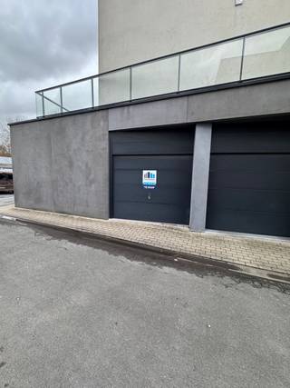 Vlot bereikbare garagebox gelegen in Residentie Luminis, op een ideale locatie in centrum Meulebeke. Elektriciteit en lichtpunt voorzien in de garagebox (afmetingen 3m X 5,46m). Prijs exclusief kosten.<br />Contacteer Sebastien voor bijkomende inlichtingen of een vrijblijvend plaatsbezoek op het nummer 0477 09 09 09.