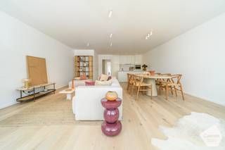 Ontdek deze <strong>kleinschalige residentie</strong>, ideaal gelegen in de winkelstraat van De Panne, op slechts enkele stappen van het strand en de zee.<br /><br /><strong>Het project omvat een handelspand op het gelijkvloers met een privatief koertje en vijf energiezuinige appartementen:</strong>
<ul>
	<li>1 appartement met 1 slaapkamer;</li>
	<li>3 appartementen met 2 slaapkamers;</li>
	<li>1 ruime duplex met 3 slaapkamers.</li>
</ul>
Voor elk appartement dient een privatieve berging verplicht aangekocht te worden. Daarnaast is er een gemeenschappelijke fietsenberging aanwezig.<br /><br /><strong>Kwalitatieve totaalrenovatie</strong><br /><br />Deze residentie werd <strong>volledig gestript</strong> en met oog voor kwaliteit totaal gerenoveerd. Alle technieken, leidingen, elektriciteit, het dak en de balustrades werden vernieuwd. De optopping werd uitgevoerd in een duurzame houtskeletconstructie en alle appartementen zijn voorzien van een <strong>ventilatiesysteem type D</strong>, wat bijdraagt aan een optimaal wooncomfort en een gunstig <strong>EPC-label A</strong>.<br /><br />De appartementen op de 1ste, 2de en 3de verdieping beschikken over een individuele gaswandketel voor verwarming en warm water. Het appartement op de 4de verdieping en de duplex zijn uitgerust met een energiezuinige lucht-waterwarmtepomp.<br /><br /><strong>Aankoopvoorwaarden</strong>

<ul>
	<li><strong>Handelspand en de appartementen op de 1ste, 2de en 3de verdieping</strong>: aankoop onder het stelsel van <strong>registratierechten</strong>.</li>
	<li><strong>Appartement op de 4de verdieping en de duplex</strong> op de 5de en 6de verdieping: verkoop onder het <strong>btw-stelsel.</strong></li>
</ul>
De oplevering van de residentie is voorzien in oktober.<br /><br />Bent u op zoek naar een kwalitatief afgewerkt appartement of een handelspand op een toplocatie aan de Belgische kust? <strong>Neem dan gerust contact met ons op voor meer informatie of een bezoek.</strong>