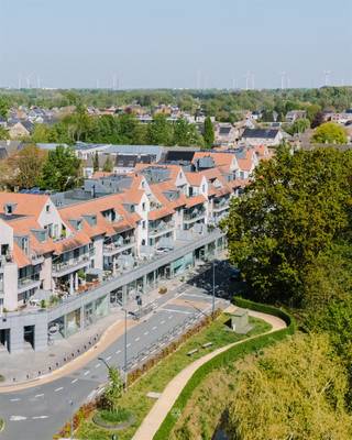 <p><span>Destelbergen</span><span> - Lichtrijk appartement met zicht op de Damvallei</span></p><p><span> </span></p><p><span>Op een rustige en centrale ligging in Destelbergen bevindt zich dit verzorgd appartement op de eerste verdieping met twee slaapkamers, ruime terrassen en open zicht op de Damvallei. </span></p><p><span>Dankzij de praktische indeling en de grote raampartijen geniet u hier van een aangename woonomgeving nabij het groen, met veel natuurlijke lichtinval doorheen het appartement.</span></p><p><span> </span></p><p><span>Enkele troeven:</span></p><ul><li><span>Instapklaar appartement met veel lichtinval</span></li><li><span>Centrale ligging nabij Gent en belangrijke invalswegen</span></li><li><span>Terrassen aan de voor- en achterzijde (samen ca. 81 m²!) zodat u de hele dag door van de zon geniet</span></li><li><span>Afgewerkt met oog voor detail en kwalitatieve materialen</span></li><li><span>Lift aanwezig</span></li><li><span>Nabij Damvalleimeer, Reinaertpark en sporthal Bergenmeers</span></li><li><span>Inclusief kelderberging en garagebox</span></li></ul><p><span> </span></p><p><span>De indeling gaat als volgt: </span></p><p><span>Via de inkomhal met gastentoilet komt u binnen in de lichtrijke leefruimte die aansluit op de geïnstalleerde keuken met praktische berging voorzien van aansluiting voor wasmachine.</span></p><p><span>De leefruimte en keuken geven uit op het terras aan de voorzijde van het gebouw, waar u geniet van een mooi groen uitzicht over het Damvalleimeer.</span></p><p><span> </span></p><p><span>Via de nachthal bereikt u de badkamer met inloopdouche, lavabo en toilet, alsook de twee volwaardige slaapkamers die beide toegang geven tot het terras achteraan. Eén slaapkamer beschikt bovendien over een ensuite met sanitaire aansluitingen, waardoor eenvoudig een extra douchekamer kan worden ingericht.</span></p><p><span> </span></p><p><span>Doorheen het appartement werd bovendien voorzien in praktische ingemaakte kasten, wat zorgt voor extra bergruimte en een verzorgde uitstraling. </span></p><p><span> </span></p><p><span>Verder beschikt het appartement over een kelderberging en een ondergrondse garagebox.</span></p><p><span> </span></p><p><span>Belangrijk: </span></p><p><span>Richtprijs: 475.000 EUR</span></p><p><span>EPC: B (118,14 kWh/m² jaar)</span></p><p><span> </span></p><p><span>Contacteer Axel Lenaerts Makelaars voor meer informatie of een bezoek: <span>destelbergen@axellenaerts.be</span></span><span> of 09/219.08.77</span></p>
