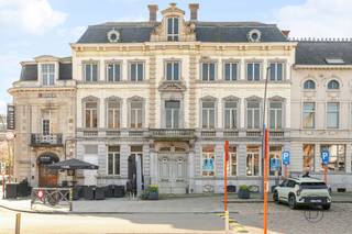 UNIEK gelegen op de MARKT van RONSE: prachtige HERENWONING met enorm veel potentieel. Deze prachtige neoclassicistische herenwoning vormt...