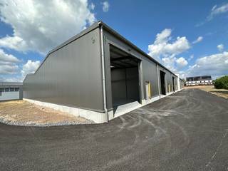 Gloednieuwe KMO-unit met een oppervlakte van 172 m² te koop langs de bedrijvige Heirbaan, nabij de Harelbeekstraat die na +/- 2 km verbinding...