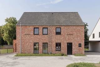 Zoek jij een energiezuinige nieuwbouwwoning op een ideale locatie? Bekijk dan even deze fraaie halfopen bebouwing in hedendaags landelijke stijl. De woning maakt deel uit van ons nieuwste bouwproject in Eernegem. In een kindvriendelijke en groene wijk, dicht bij alle voorzieningen.<br /><br />Het is een zeer energiezuinige woning, uitgerust met geothermische warmtepomp, vloerverwarming, ventilatie met warmterecuperatie en zonnepanelen.<br /><br />Deze ruime gezinswoning heeft een optimale indeling met o.m. een lichtrijke leefruimte, ingerichte eilandkeuken en badkamer, zuid gerichte tuin met gezellig terras, 4 slaapkamers, veel berging én een garage. <br /><br />Danneels werkt jouw nieuwe woning sleutel-op-de-deur voor je af, incl. terras, oprit en tuinomheining. Voor een vaste prijs en tegen een afgesproken einddatum.<br /><br />Jij kiest de keuken- en badkamerinrichting, vloer- en wandtegels bij onze partners. Onze klantenbegeleider staat voor je klaar met advies op maat.