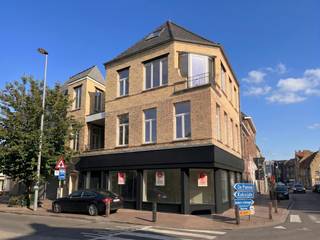 Handelspand te koop op topligging in Veurne op de gelijkvloerse verdieping van de Residentie Hoeksteen. Het handelspand geniet van een uitstekende bereikbaarheid, een sterke zichtbaarheid en is perfect gelegen in het stadscentrum op wandelafstand van de Grote Markt, horeca, winkels en verschillende openbare voorzieningen.<br /><br />De commerciële ruimte biedt tal van mogelijkheden en kan, afhankelijk van de gewenste invulling en de geldende voorschriften, worden aangewend voor verschillende vormen van handel, dienstverlening of kantoor. De centrale ligging maakt dit pand bovendien interessant voor wie op zoek is naar een handelspand als investering in Veurne. Het handelspand op het gelijkvloers is bestemd, mits hiervoor de noodzakelijke toelatingen van de bevoegde overheden voorhanden zijn, voor eenieder activiteit, met uitzondering van een activiteit die overmatig lawaai- of geurhinder veroorzaakt.<br /><br />Troeven:<br />- commerciële topligging<br />- uitstekende zichtbaarheid en passage<br />- interessante locatie voor handel, dienstverlening of kantoor<br />- op wandelafstand van de Grote Markt<br /><br />Neem contact met ons op voor meer informatie of een bezichtiging!<br /><br />Bestuursmaatregelen in het maatregelenregister: nee<br /><br />Deze AI-visualisaties zijn bedoeld als inspiratie. Er werd geen rekening gehouden met technische specificaties, stedenbouwkundige voorschriften of de concrete mogelijkheden tot realisatie.