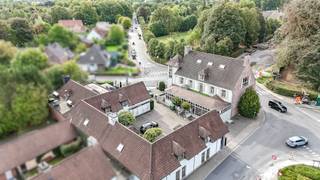 Deze uitzonderlijke eigendom omvat een hotel, twee restaurants en twee appartementen en vormt een unieke opportuniteit voor investeerders die op zoek zijn naar een combinatie van stabiel rendement en toekomstgericht ontwikkelingspotentieel.<br /><br />Gelegen op een absolute topligging, vlak bij het Provinciedomein Sterrebos en het Kasteel van Rumbeke, geniet deze site van uitstekende visibiliteit en een vlotte bereikbaarheid.<br /><br />De twee handelsruimtes zijn momenteel verhuurd via handelshuurovereenkomsten en genereren stabiele, zekere huurinkomsten. Het hotel biedt bijkomende opportuniteiten, zoals verdere verhuur, eigen exploitatie of de ontwikkeling van een rendabele horecazaak.<br />Daarnaast omvat het geheel twee verhuurde appartementen, die zorgen voor bijkomende recurrente inkomsten en een interessante spreiding van het investeringsrisico.<br /><br />Het perceel van 1.422 m² biedt bovendien potentieel voor een nieuwbouwproject (onder voorbehoud van stedenbouwkundige goedkeuring). Informeer zeker bij de gemeente naar de mogelijkheden volgens uw projectvisie.<br /><br />Een zeldzame investeringskans voor wie op zoek is naar een veelzijdige opbrengsteigendom op een strategische locatie in Roeselare. Contacteer ons gerust voor meer informatie of een bezoek ter plaatse!<br /><br />De vermelde prijs is een richtprijs; elk bod wordt voorgelegd aan de eigenaar, die het recht heeft dit te aanvaarden of te weigeren.<br /><br />Neem voorsprong met een vrijblijvende schatting via:<br />www.residentievastgoed.be/gratisonlineschatten