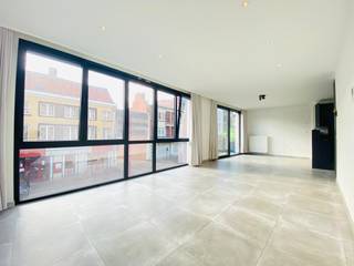 <h3>Instapklaar 2-slaapkamerappartement in het centrum van Menen</h3>

<p>Op de eerste verdieping bevindt zich dit instapklare appartement met 2 slaapkamers, gelegen op een centrale locatie in Menen.</p>

<p>Bij het binnenkomen betreedt u de inkomhal, die toegang biedt tot de ruime en lichtrijke leefruimte. Aansluitend bevindt zich de keuken, uitgerust met een elektrische kookplaat, oven en microgolfoven.</p>

<p>Het appartement beschikt over 2 ruime slaapkamers. Vanuit één van de slaapkamers heeft u toegang tot de aangename veranda, die aansluit op het achterliggende terras.</p>

<p>Verder is er een badkamer voorzien van een inloopdouche en lavabo. Daarnaast beschikt het appartement over een praktische berging met aansluitingen voor een wasmachine en droogkast.</p>

<h3>Troeven</h3>

<ul><li>
	<p>Instapklaar appartement</p>
	</li><li>
	<p>Veel natuurlijke lichtinval</p>
	</li><li>
	<p>Centrale ligging in Menen</p>
	</li><li>
	<p>Ruime slaapkamers</p>
	</li><li>
	<p>Aangename veranda</p>
	</li><li>
	<p>Achterliggend terras</p>
	</li><li>
	<p>Praktische berging met voorzieningen voor wasmachine en droogkast</p>
	</li></ul>
<br />