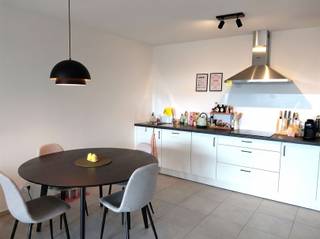 <p><span><strong>Vraag uw bezoek aan via info@optimusvastgoed.be!</strong></span><br /><span><strong>TE HUUR: Recent appartement met 1 slaapkamer te Beverlo!</strong></span><br /><span>Dit hedendaags appartement op de tweede verdieping met 1 slaapkamer en ruim terras is gelegen in residentie Beverpark op wandelafstand van allerhande winkels. Het appartement is rustig gelegen met zicht op de mijnterrils.</span><br /><span>Het appartement is bereikbaar met de lift en beschikt over een woonkamer met open keuken, 1 slaapkamer met aansluitend badkamer met inloopdouche en een ruim terras. Er is eveneens een gemeenschappelijke fietsenstalling en een autostaanplaats voorzien bij het appartement. </span><br /><span><strong>Ligging:</strong></span><br /><span>Gunstig gelegen vlakbij allerhande winkels, eet- en drinkgelegenheden. Openbaar vervoer in de nabije omgeving. Beverlo biedt mooie natuurgebieden met wandelpaden en fietsroutes voor de echte natuurliefhebbers.</span><br /><span><strong>Indeling:</strong></span><br /><span>Inkom, woonkamer met open, ingerichte keuken, berging, 1 slaapkamer, badkamer met inloopdouche en terras.</span><br /><span><strong>Troeven:</strong></span><br /><span>– Lift!</span><br /><span>– Ruim terras!</span><br /><span>– BEN appartement! </span><br /><span>– Gunstig gelegen! </span><br /><span><strong>EPB A met certificaatnummer 71004-G-DBA_2017052219/EP02968/A235/D01/SD021.</strong></span><br /><span><strong>Gemeenschappelijke kosten: € 95 per maand zonder jaarlijkse afrekening.</strong></span><br /><span><strong>Beschikbaar vanaf 01.09.2026.</strong></span><br /> </p>