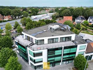 Dit prachtige dakappartement is gelegen op een ideale locatie in Sint-Andries.Het appartement bevindt zich op de bovenste verdieping van het gebouw,...