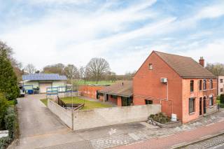 Deze halfopen bebouwing combineert comfortabel wonen met praktische werk- en opslagmogelijkheden. De woning werd gerenoveerd in 2008 en beschikt...