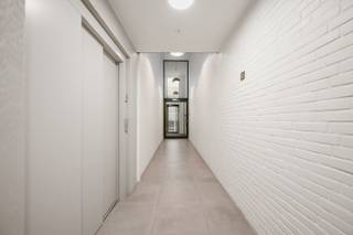 Dit prachtige appartement uit 2016 is gelegen in het centrum van Tienen en biedt alle comfort. Het appartement is gelegen op de eerste verdieping en beschikt over een ruim terras waar je heerlijk kunt genieten. Daarnaast is er ook een lift aanwezig in het gebouw, wat het makkelijk maakt om de verdieping te bereiken. Het appartement beschikt over 2 slaapkamers, waardoor het ideaal is voor een klein gezin of een koppel dat graag wat extra ruimte heeft. Daarnaast is er ook een moderne badkamer aanwezig, voorzien van alle nodige faciliteiten en een apart toilet. Daarnaast is er natuurlijk ook nog de ruime en lichtrijke leefruimte met een open, volledig uitgeruste, keuken. Kortom, dit appartement in Tienen biedt alles wat je nodig hebt voor een comfortabel en aangenaam verblijf. Met zijn moderne voorzieningen, ruime kamers en gunstige ligging, is dit de ideale plek om te wonen.