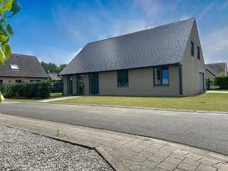 Energiezuinige, alleenstaande woning op een perceel van 565 m² in een residentiële omgeving. De woning omvat een inkomhal met gastentoilet, ruime...