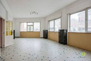 Deze commerciële ruimte heeft een functionele en flexibele indeling, perfect geschikt voor tal van professionele activiteiten. De hoofdruimte, met...