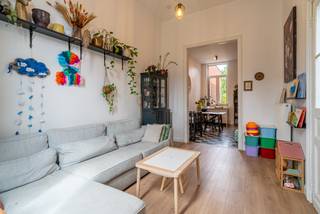 Instapklare gezinswoning met 3 slaapkamers, afgewerkte zolder en gezellige stadstuin zoekt nieuwe eigenaars! Gelegen in het centrum van Ingelmunster, op wandelafstand van winkels, openbaar vervoer en andere voorzieningen.<br /><br />INDELING:<br /><br />Gelijkvloers: Inkomhal met gastentoilet, ruime en lichtrijke leefruimte met open keuken, praktische wasplaats en bijzonder ruime kelder die ideaal dienst doet als extra bergruimte.<br /><br />Eerste verdieping: Bureauruimte, ruime slaapkamer en badkamer voorzien van ligbad, douche en lavabomeubel.<br /><br />Tweede verdieping: Twee volwaardige slaapkamers, waarvan één met eigen douche.<br /><br />Zolderverdieping: Volledig afgewerkte zolder, perfect als vierde slaapkamer, hobbyruimte of thuiskantoor.<br /><br />Buiten: Gezellige en ruime stadstuin waar u in alle rust kunt ontspannen of gezellig kunt tafelen.<br /><br />TROEVEN:<br /><br />Instapklare gezinswoning<br />3 ruime slaapkamers + afgewerkte zolder (mogelijkheid tot 4e slaapkamer)<br />Ruime en lichtrijke leefruimte met open keuken<br />Zeer ruime kelder<br />Praktische wasplaats<br />Badkamer met ligbad en douche<br />Extra douche op één van de slaapkamers<br />Gezellige stadstuin<br />Centrale ligging nabij winkels, scholen en openbaar vervoer.