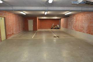 Vlot bereikbare autostaanplaats gelegen op niveau -1 in de Res. Sunrise.<br />Zeer ruime staanplaats van ca. 2,6 m breed en 10 m diep. Afhankelijk van het type auto kunnen er twee auto's achter elkaar parkeren.<br />Ref. 524