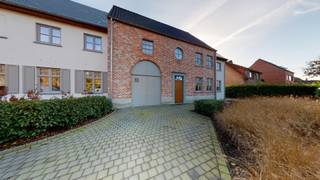 Dit uitstekend onderhouden pand combineert hedendaagse architectuur met een praktische indeling.Deze pastorijwoning maakt een indrukwekkende eerste...