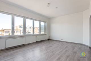<p><span>Gezellig en lichtrijk appartement gelegen op de 2de en tevens bovenste verdieping van een kleinschalig gebouw zonder lift. Het appartement beschikt over een inkomhal die uitgeeft op een open, ingerichte keuken en een ruime, lichtrijke woonkamer. Aansluitend bevindt zich een mooie slaapkamer met balkon aan de achterzijde van het gebouw, wat zorgt voor extra rust en privacy. Via de nachthal bereikt u de douchekamer met toilet en aansluiting voor een wasmachine, evenals een extra ruimte die kan dienen als bureau of dressing. Het appartement beschikt ook over een kelder wat extra opslagruimte biedt. Het appartement is ideaal gelegen op wandelafstand van het centrum van Vilvoorde, met winkels, scholen en openbaar vervoer in de directe omgeving. Dankzij de praktische indeling, de aangename lichtinval en de centrale ligging is dit appartement een ideale woonst voor alleenstaanden of koppels. Lasten: 15€/maand (elektriciteit gemeenschappelijke delen)</span></p><p><span> </span></p><p><span> </span></p>